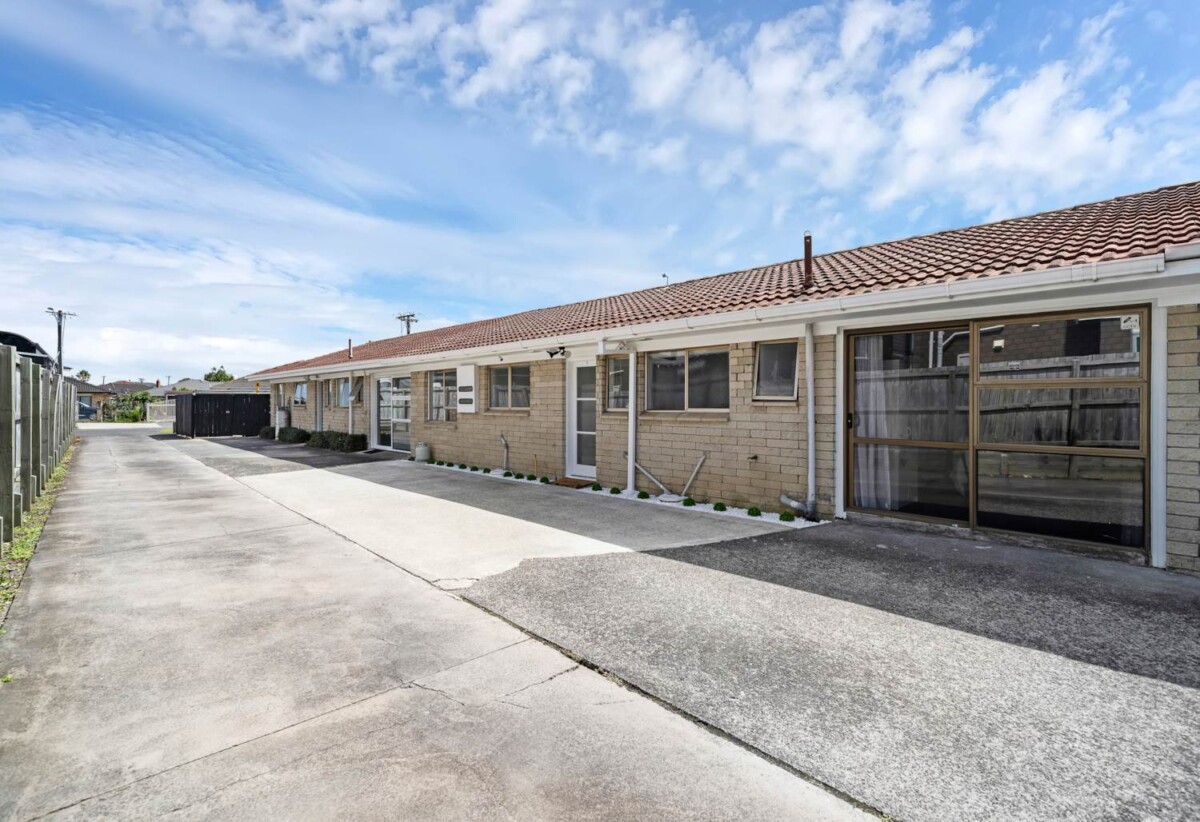 Brick and tile 2 beds 1 bath home with garage and carport, Walking distance to Hunters Corner , close to schools, shops, motorway access, Zoned for Papatoetoe Intermediate and Papatoetoe High School, 7/42 Wintere Road, Papatoetoe, Auckland