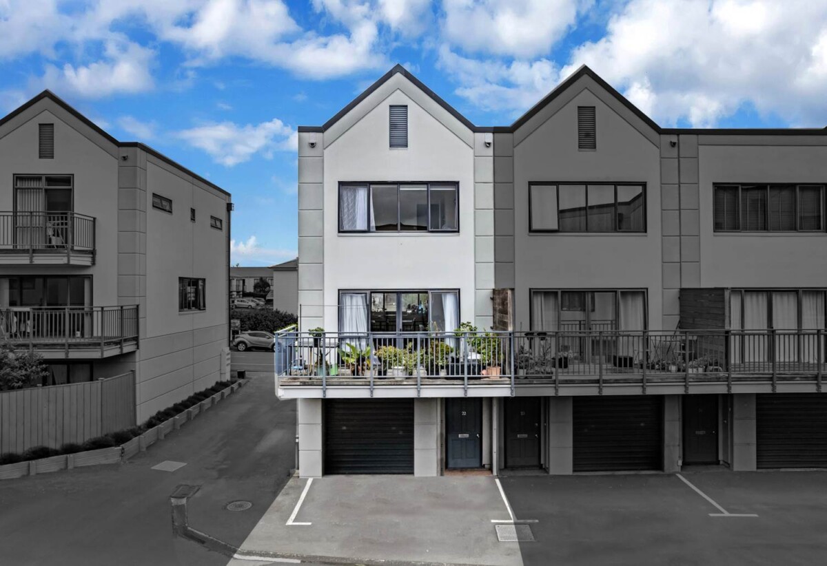 Motivated overseas vendor, 150m2 concrete structured 4 beds 2 baths home with garage, only 2-5 minutes’ walk to kindergarten, playground, bus/train station, grocery shops, LynnMall shopping centre, New Lynn Primary School, 22/6 Ambrico Place, New Lynn, Auckland