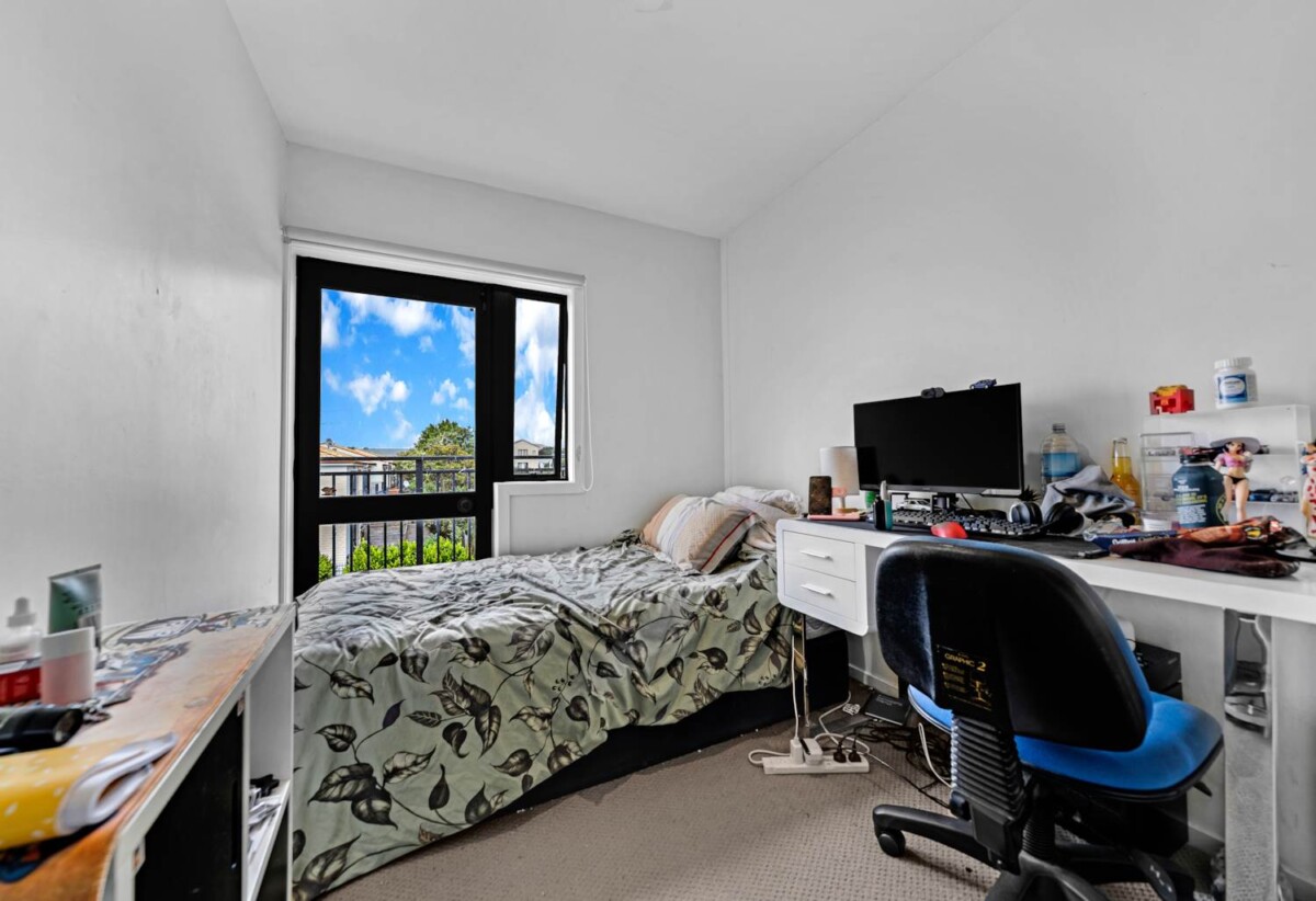 Motivated overseas vendor, 150m2 concrete structured 4 beds 2 baths home with garage, only 2-5 minutes’ walk to kindergarten, playground, bus/train station, grocery shops, LynnMall shopping centre, New Lynn Primary School, 22/6 Ambrico Place, New Lynn, Auckland