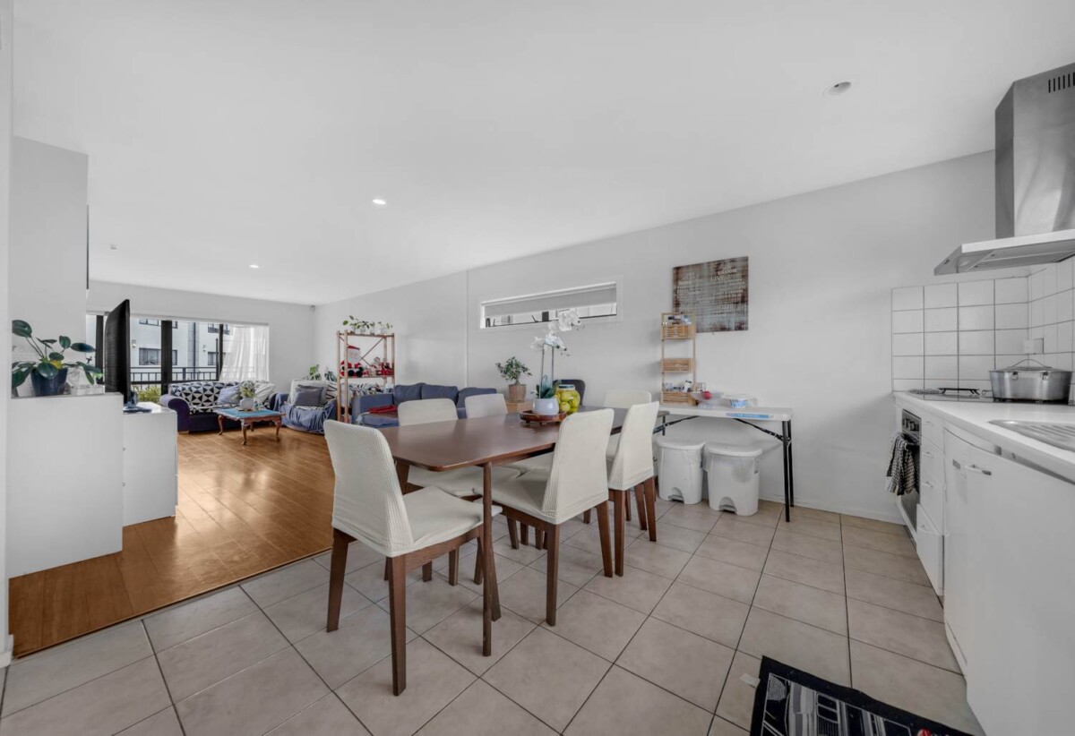 Motivated overseas vendor, 150m2 concrete structured 4 beds 2 baths home with garage, only 2-5 minutes’ walk to kindergarten, playground, bus/train station, grocery shops, LynnMall shopping centre, New Lynn Primary School, 22/6 Ambrico Place, New Lynn, Auckland