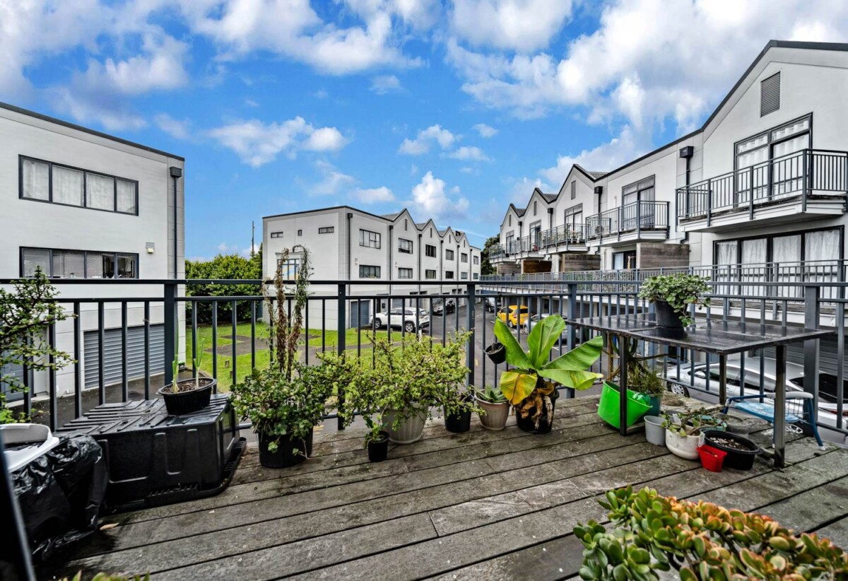 Motivated overseas vendor, 150m2 concrete structured 4 beds 2 baths home with garage, only 2-5 minutes’ walk to kindergarten, playground, bus/train station, grocery shops, LynnMall shopping centre, New Lynn Primary School, 22/6 Ambrico Place, New Lynn, Auckland