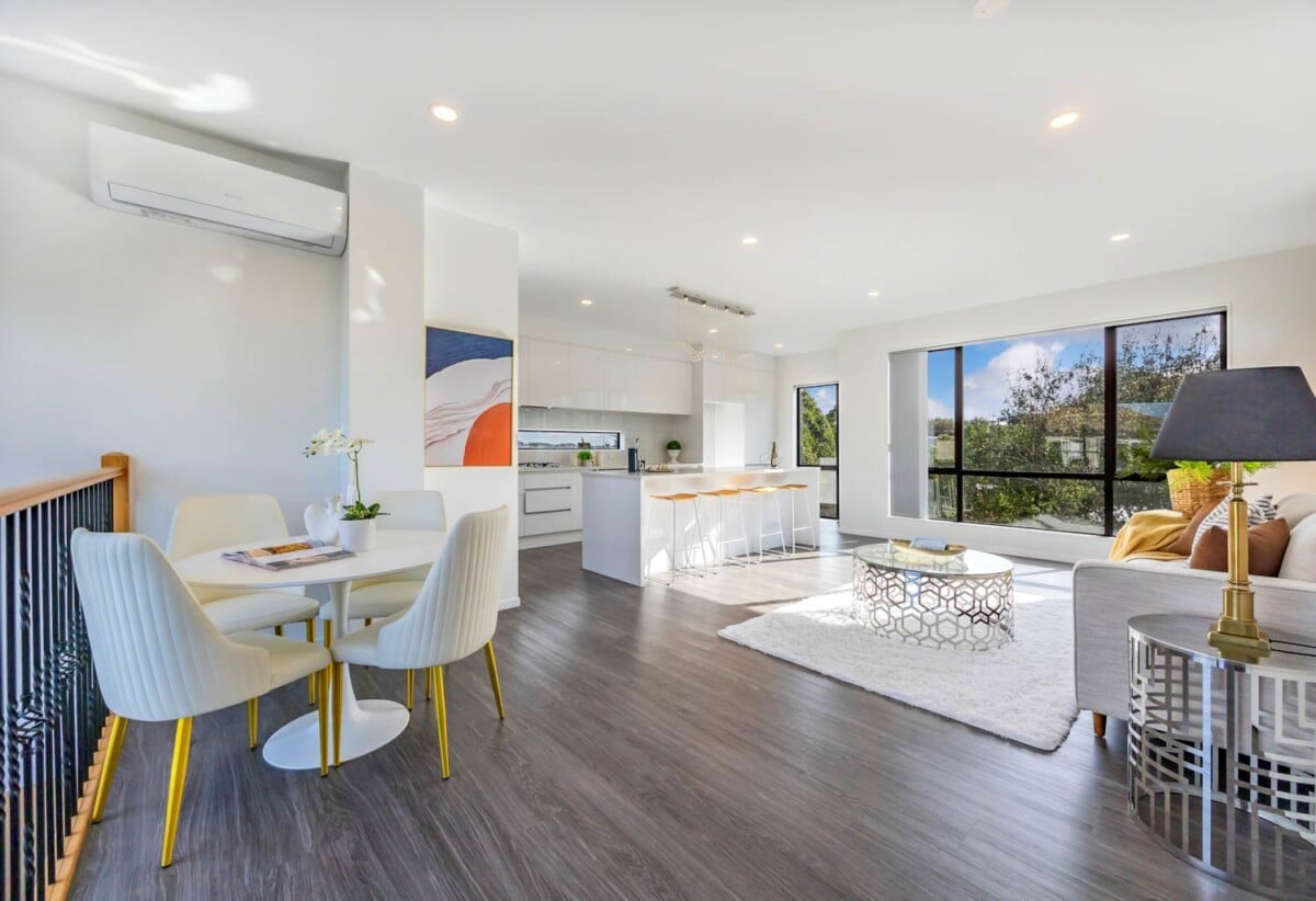 Urgent sale, 4 beds 3 baths home with garage, close to shops, schools, shopping centres, Panmure Basin walking and cycling loop, 0.9 km to Sylvia Park School, 67E Waipuna Road, Mt Wellington, Auckland