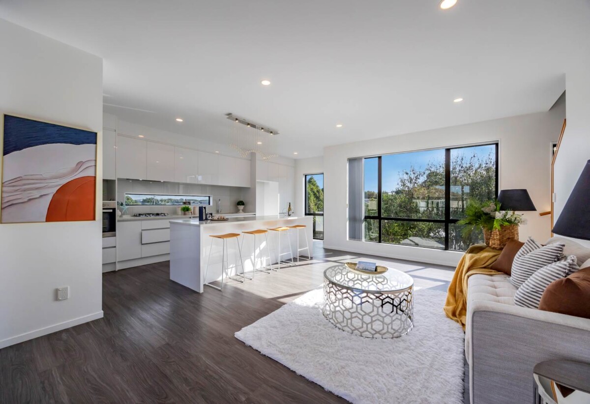 Urgent sale, 4 beds 3 baths home with garage, close to shops, schools, shopping centres, Panmure Basin walking and cycling loop, 0.9 km to Sylvia Park School, 67E Waipuna Road, Mt Wellington, Auckland