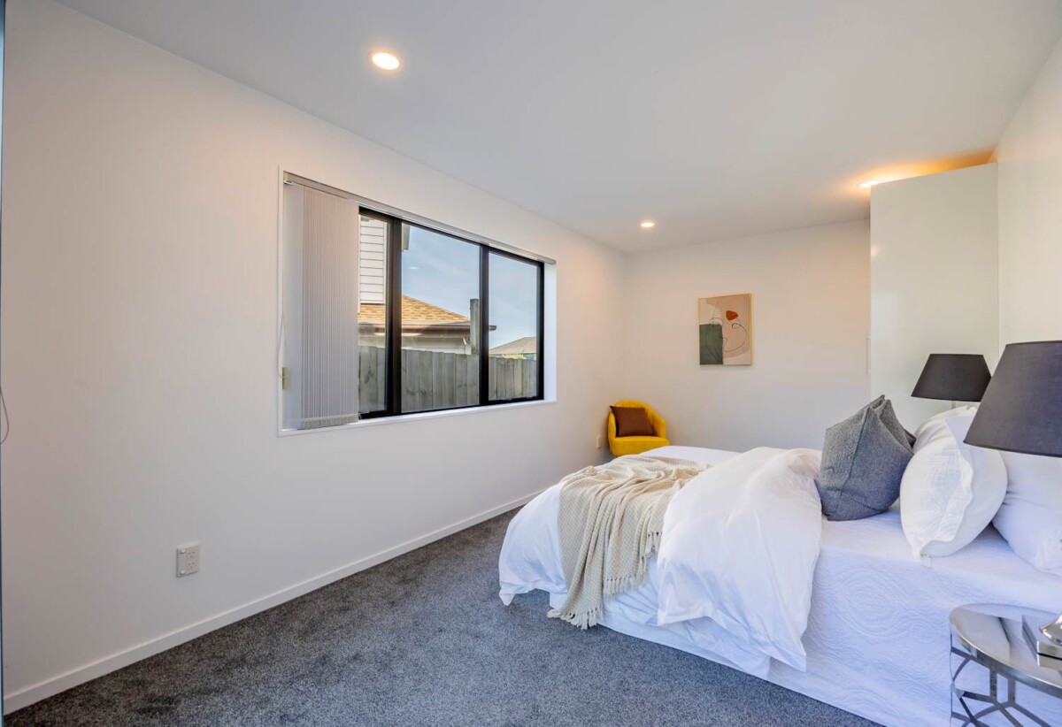 Urgent sale, 4 beds 3 baths home with garage, close to shops, schools, shopping centres, Panmure Basin walking and cycling loop, 0.9 km to Sylvia Park School, 67E Waipuna Road, Mt Wellington, Auckland