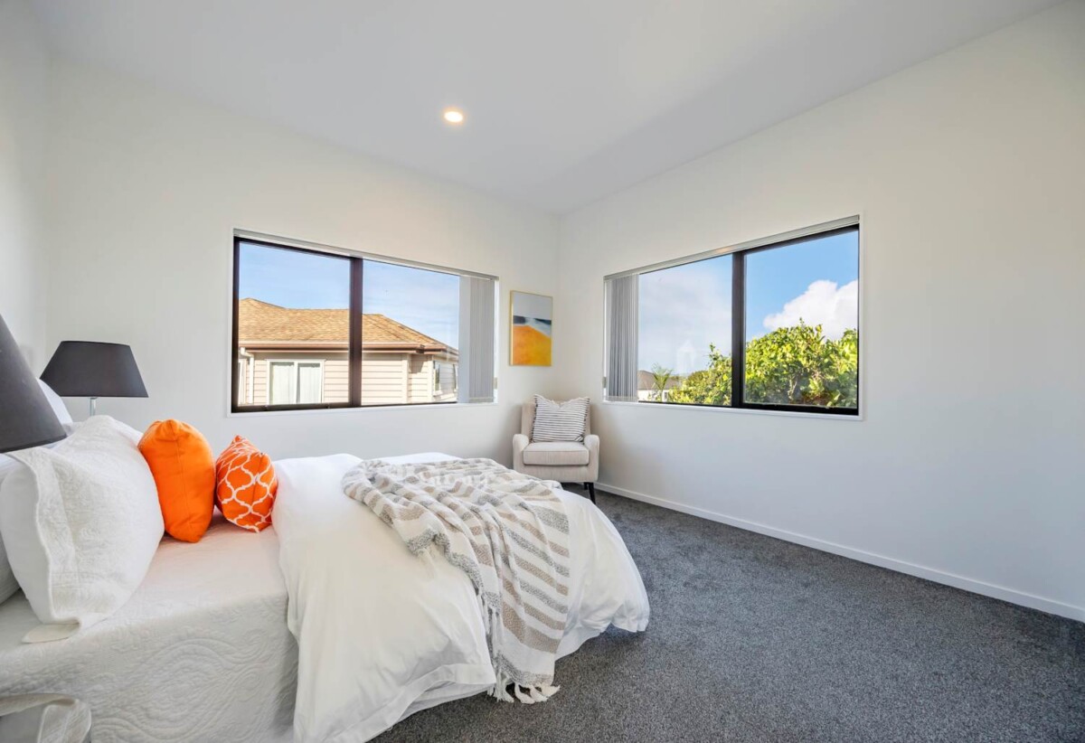 Urgent sale, 4 beds 3 baths home with garage, close to shops, schools, shopping centres, Panmure Basin walking and cycling loop, 0.9 km to Sylvia Park School, 67E Waipuna Road, Mt Wellington, Auckland