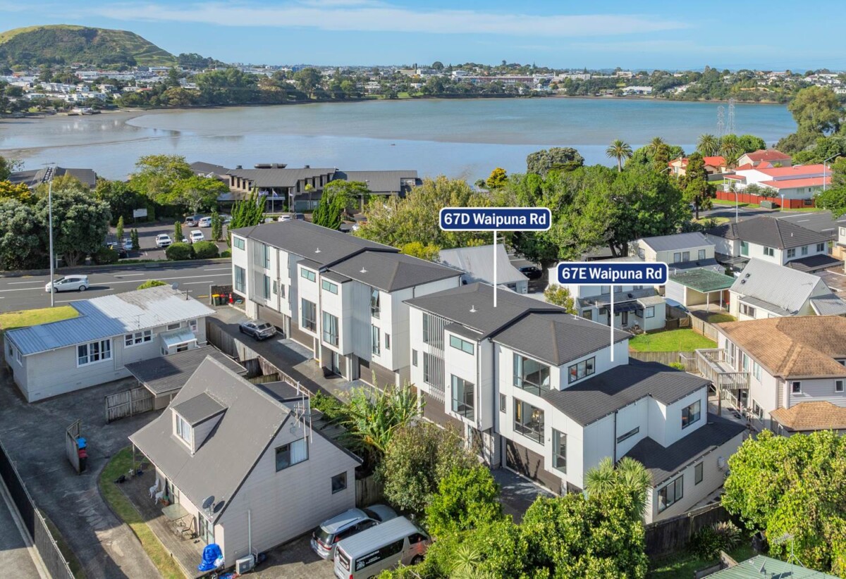 Urgent sale, 4 beds 3 baths home with garage, close to shops, schools, shopping centres, Panmure Basin walking and cycling loop, 0.9 km to Sylvia Park School, 67E Waipuna Road, Mt Wellington, Auckland