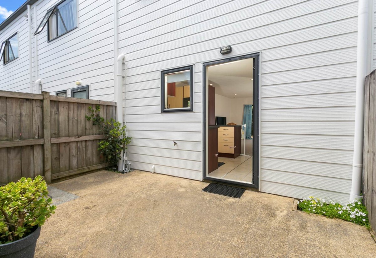 2 beds 1 bath home with carport, close to schools, shopping centre, motorway access, 0.4 km to Stanhope Road School, 52 Stanhope Road, Mt Wellington, Auckland