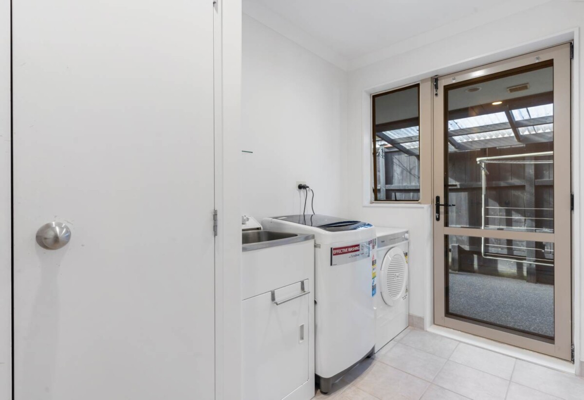 Brick and tile 4 beds 2 baths houe with double garage on 645m2 section, close to schools parks, shopping centres, zoned for Baverstock Oaks School, Mission Heights Junior College, and Ormiston Senior College, 11 Elwyn Close, Flat Bush, Auckland