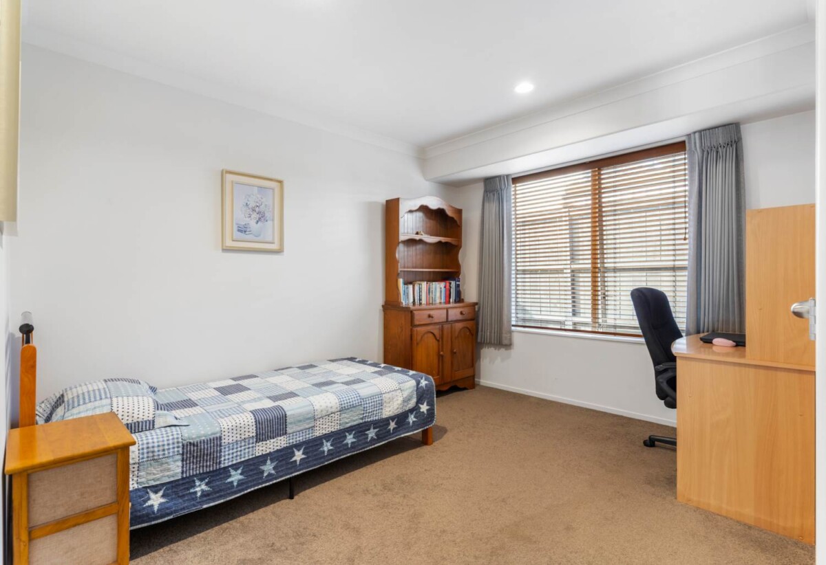 Brick and tile 4 beds 2 baths houe with double garage on 645m2 section, close to schools parks, shopping centres, zoned for Baverstock Oaks School, Mission Heights Junior College, and Ormiston Senior College, 11 Elwyn Close, Flat Bush, Auckland