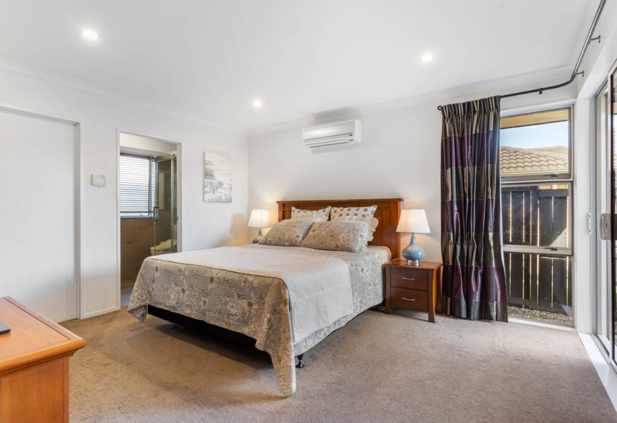 Brick and tile 4 beds 2 baths houe with double garage on 645m2 section, close to schools parks, shopping centres, zoned for Baverstock Oaks School, Mission Heights Junior College, and Ormiston Senior College, 11 Elwyn Close, Flat Bush, Auckland