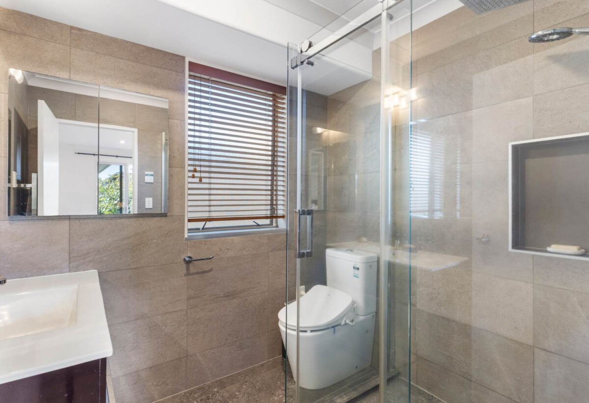 Brick and tile 4 beds 2 baths houe with double garage on 645m2 section, close to schools parks, shopping centres, zoned for Baverstock Oaks School, Mission Heights Junior College, and Ormiston Senior College, 11 Elwyn Close, Flat Bush, Auckland