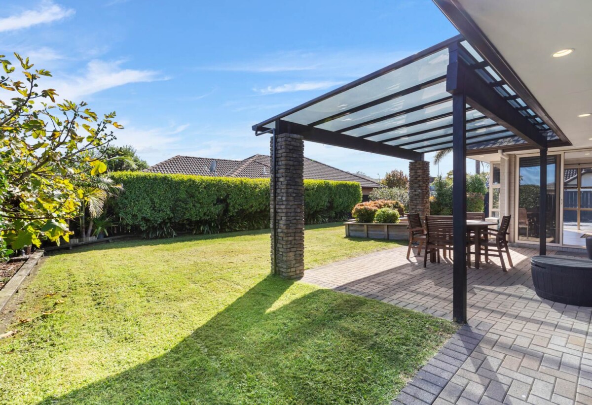 Brick and tile 4 beds 2 baths houe with double garage on 645m2 section, close to schools parks, shopping centres, zoned for Baverstock Oaks School, Mission Heights Junior College, and Ormiston Senior College, 11 Elwyn Close, Flat Bush, Auckland