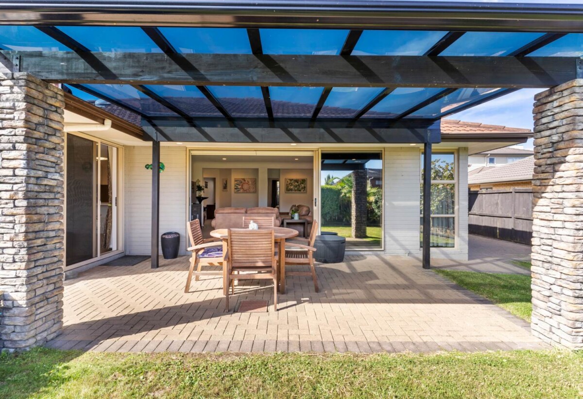 Brick and tile 4 beds 2 baths houe with double garage on 645m2 section, close to schools parks, shopping centres, zoned for Baverstock Oaks School, Mission Heights Junior College, and Ormiston Senior College, 11 Elwyn Close, Flat Bush, Auckland