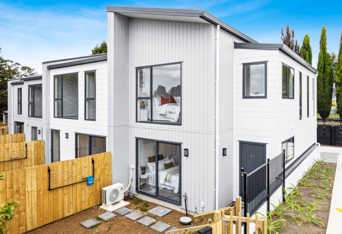 10-year master warranty, Brandnew 3 beds 2 baths home with garage, close to schools, Lincoln Shopping Centre, local shops, Pak’nSave, Woolworths, and Mitre 10. WestCity Shopping Centre and the award-winning West Wave Pool and Leisure Centre, motorway access, Lot 2/10 Powell Place, Henderson, Auckland
