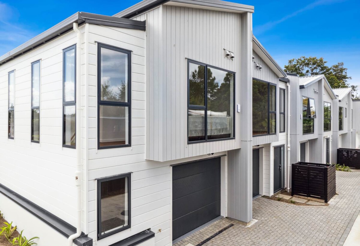 10-year master warranty, Brandnew 3 beds 2 baths home with garage, close to schools, Lincoln Shopping Centre, local shops, Pak’nSave, Woolworths, and Mitre 10. WestCity Shopping Centre and the award-winning West Wave Pool and Leisure Centre, motorway access, Lot 5/10 Powell Place, Henderson, Auckland