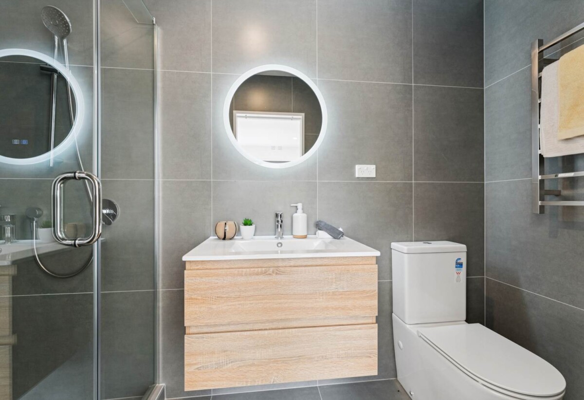 10-year master warranty, Brandnew 3 beds 2 baths home with garage, close to schools, Lincoln Shopping Centre, local shops, Pak’nSave, Woolworths, and Mitre 10. WestCity Shopping Centre and the award-winning West Wave Pool and Leisure Centre, motorway access, Lot 3/10 Powell Place, Henderson, Auckland