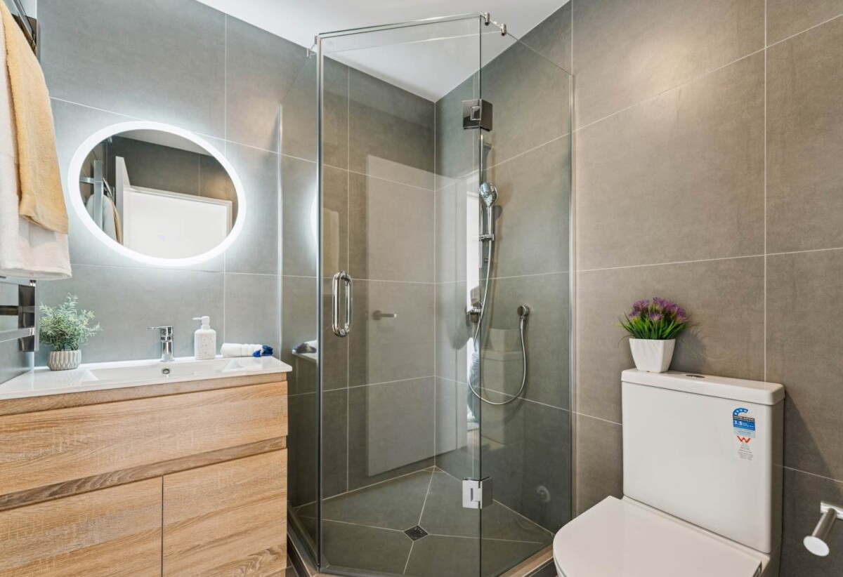 10-year master warranty, Brandnew 3 beds 2 baths home with garage, close to schools, Lincoln Shopping Centre, local shops, Pak’nSave, Woolworths, and Mitre 10. WestCity Shopping Centre and the award-winning West Wave Pool and Leisure Centre, motorway access, Lot 2/10 Powell Place, Henderson, Auckland