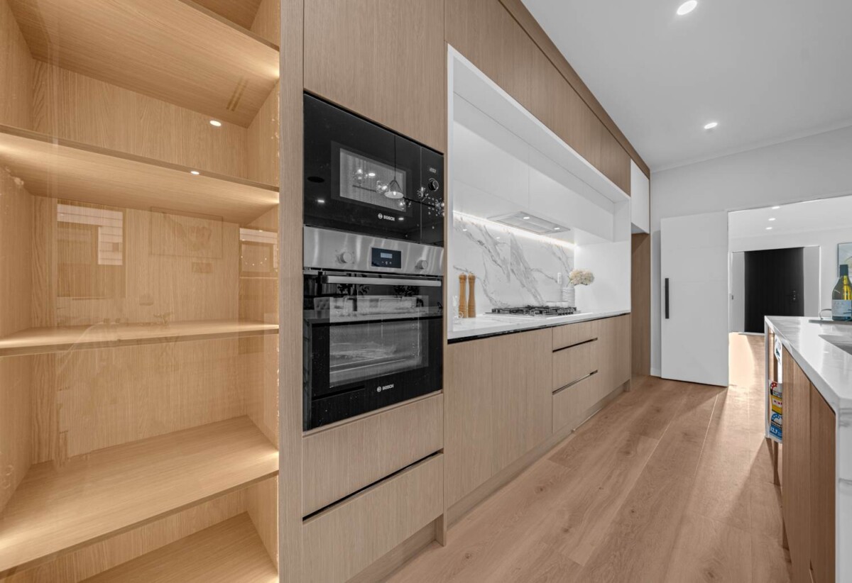 6 beds 5.5 baths house with 2 beds granny and double garage on 384m2 section, close to schools, waterfront walkaways, shops, 0.6 km to Mangapikopiko School, 66 Park Green Avenue, Karaka, Auckland