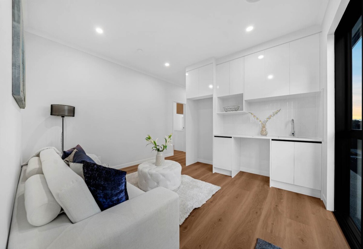 6 beds 5.5 baths house with 2 beds granny and double garage on 384m2 section, close to schools, waterfront walkaways, shops, 0.6 km to Mangapikopiko School, 66 Park Green Avenue, Karaka, Auckland