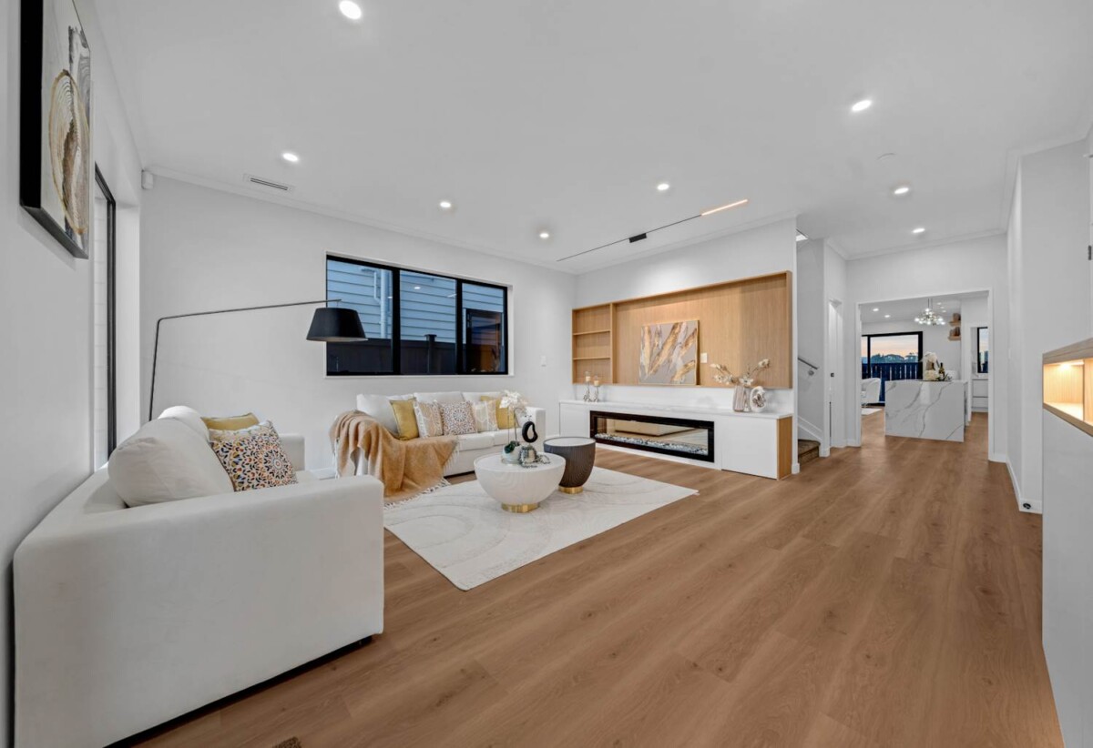 6 beds 5.5 baths house with 2 beds granny and double garage on 384m2 section, close to schools, waterfront walkaways, shops, 0.6 km to Mangapikopiko School, 66 Park Green Avenue, Karaka, Auckland