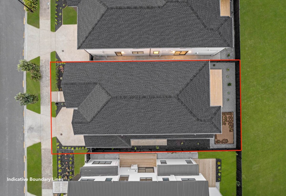 6 beds 5.5 baths house with 2 beds granny and double garage on 384m2 section, close to schools, waterfront walkaways, shops, 0.6 km to Mangapikopiko School, 66 Park Green Avenue, Karaka, Auckland