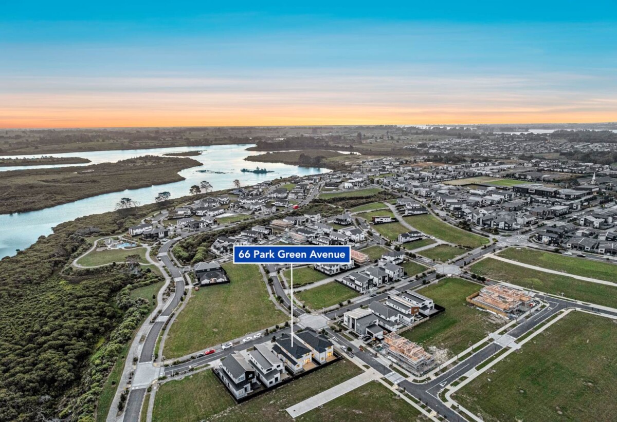 6 beds 5.5 baths house with 2 beds granny and double garage on 384m2 section, close to schools, waterfront walkaways, shops, 0.6 km to Mangapikopiko School, 66 Park Green Avenue, Karaka, Auckland