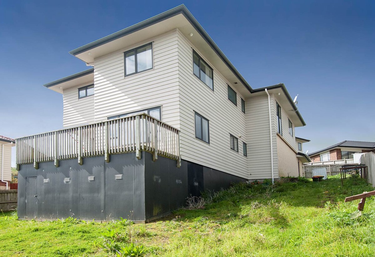 Motivated vendors, 200m2 Brick, Tile & Weatherboard 4 beds 2.5 baths house with double garage on 517m2 section, close to schools, Papakura Train Station, Papakura Village and motorway access, 24 Kereru Rise, Papakura, Auckland