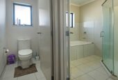 Motivated vendors, 200m2 Brick, Tile & Weatherboard 4 beds 2.5 baths house with double garage on 517m2 section, close to schools, Papakura Train Station, Papakura Village and motorway access, 24 Kereru Rise, Papakura, Auckland