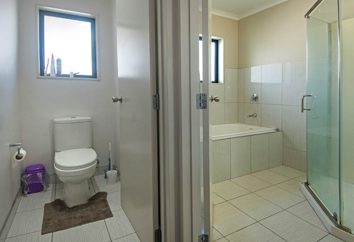 Motivated vendors, 200m2 Brick, Tile & Weatherboard 4 beds 2.5 baths house with double garage on 517m2 section, close to schools, Papakura Train Station, Papakura Village and motorway access, 24 Kereru Rise, Papakura, Auckland