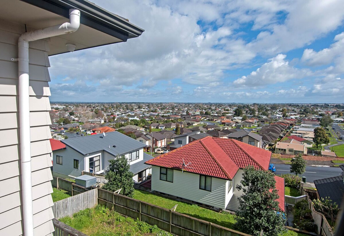 Motivated vendors, 200m2 Brick, Tile & Weatherboard 4 beds 2.5 baths house with double garage on 517m2 section, close to schools, Papakura Train Station, Papakura Village and motorway access, 24 Kereru Rise, Papakura, Auckland