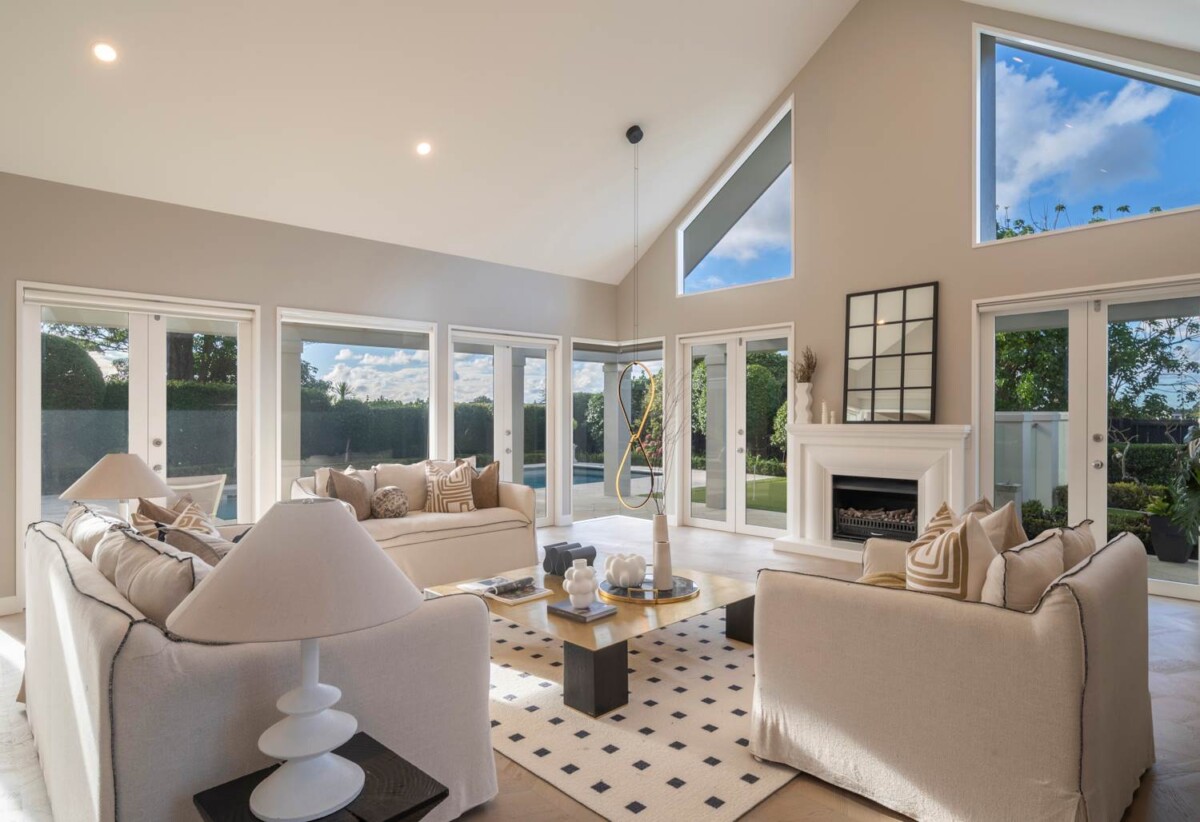 410m2 Luxury 4 beds 3 baths house on 1892m2 land across two separate titles, enjoy tennis, swimming, putting practice, or simply unwinding in complete seclusion, close to beach, school, shops, 1.1 km to Takapuna School, 286 Hurstmere Road, Takapuna, Auckland