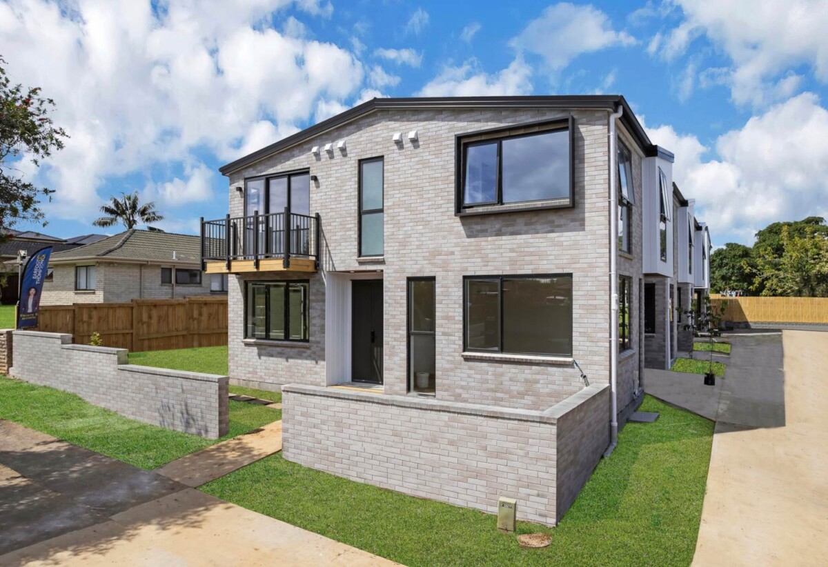 Macleans College zone, Brick and James Hardie exterior, Brandnew standalone 4 beds 3 baths home with garage, 2 ensuites, Underfloor heating in upstairs rooms, 3 heat pumps, 0.5 km to Bucklands Beach Intermediate, 0.6 km to Pigeon Mountain School, 0.7 km to Macleans College, Lots 1-4/3 Jillteresa Crescent, Half Moon Bay, Auckland