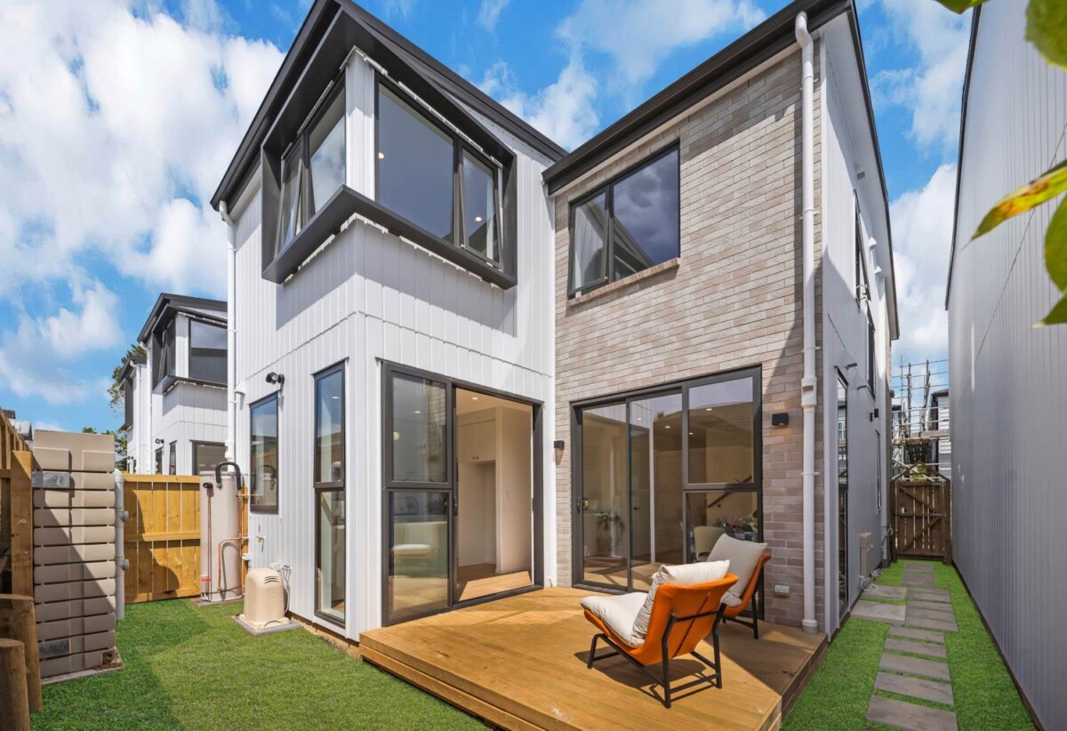 Macleans College zone, Brick and James Hardie exterior, Brandnew standalone 4 beds 3 baths home with garage, 2 ensuites, Underfloor heating in upstairs rooms, 3 heat pumps, 0.5 km to Bucklands Beach Intermediate, 0.6 km to Pigeon Mountain School, 0.7 km to Macleans College, Lots 1-4/3 Jillteresa Crescent, Half Moon Bay, Auckland