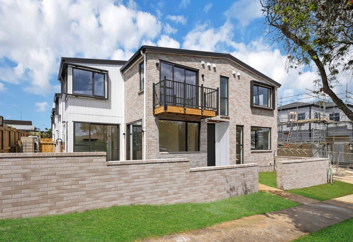 Macleans College zone, Brick and James Hardie exterior, Brandnew standalone 4 beds 3 baths home with garage, 2 ensuites, Underfloor heating in upstairs rooms, 3 heat pumps, 0.5 km to Bucklands Beach Intermediate, 0.6 km to Pigeon Mountain School, 0.7 km to Macleans College, Lot 2/3 Jillteresa Crescent, Half Moon Bay, Auckland