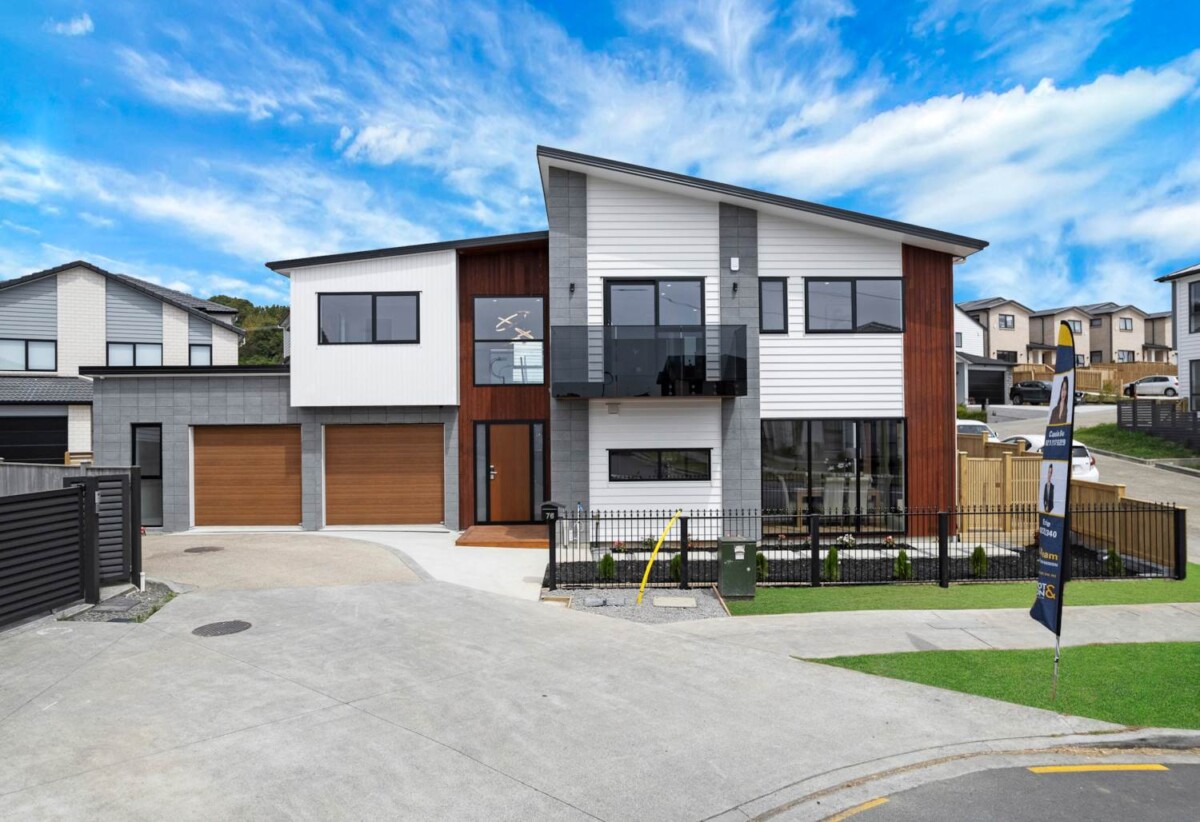 Ormiston school zone, 7 beds 5.5 baths house with 2 beds granny, double garage and workshop on 358m2 section, close to schools, parks, shopping centres, 76 Koromeke Street, Flat Bush, Auckland