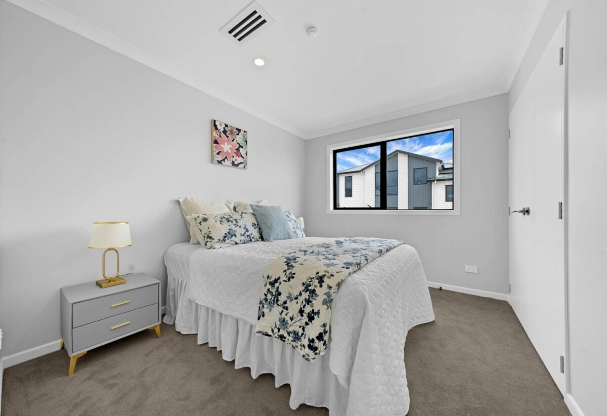 Ormiston school zone, 7 beds 5.5 baths house with 2 beds granny, double garage and workshop on 358m2 section, close to schools, parks, shopping centres, 76 Koromeke Street, Flat Bush, Auckland