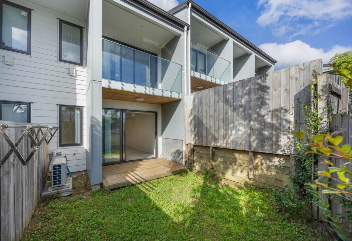79m2 2 beds 1.5 baths home with backyard and car park, minutes to motorway access, Westgate Shopping Centre, NorthWest Mall and key amenities, schools, 0.5 km to Lincoln Heights School, 1.2 km to Massey High School, 5/98 Lincoln Park Avenue, Massey, Auckland
