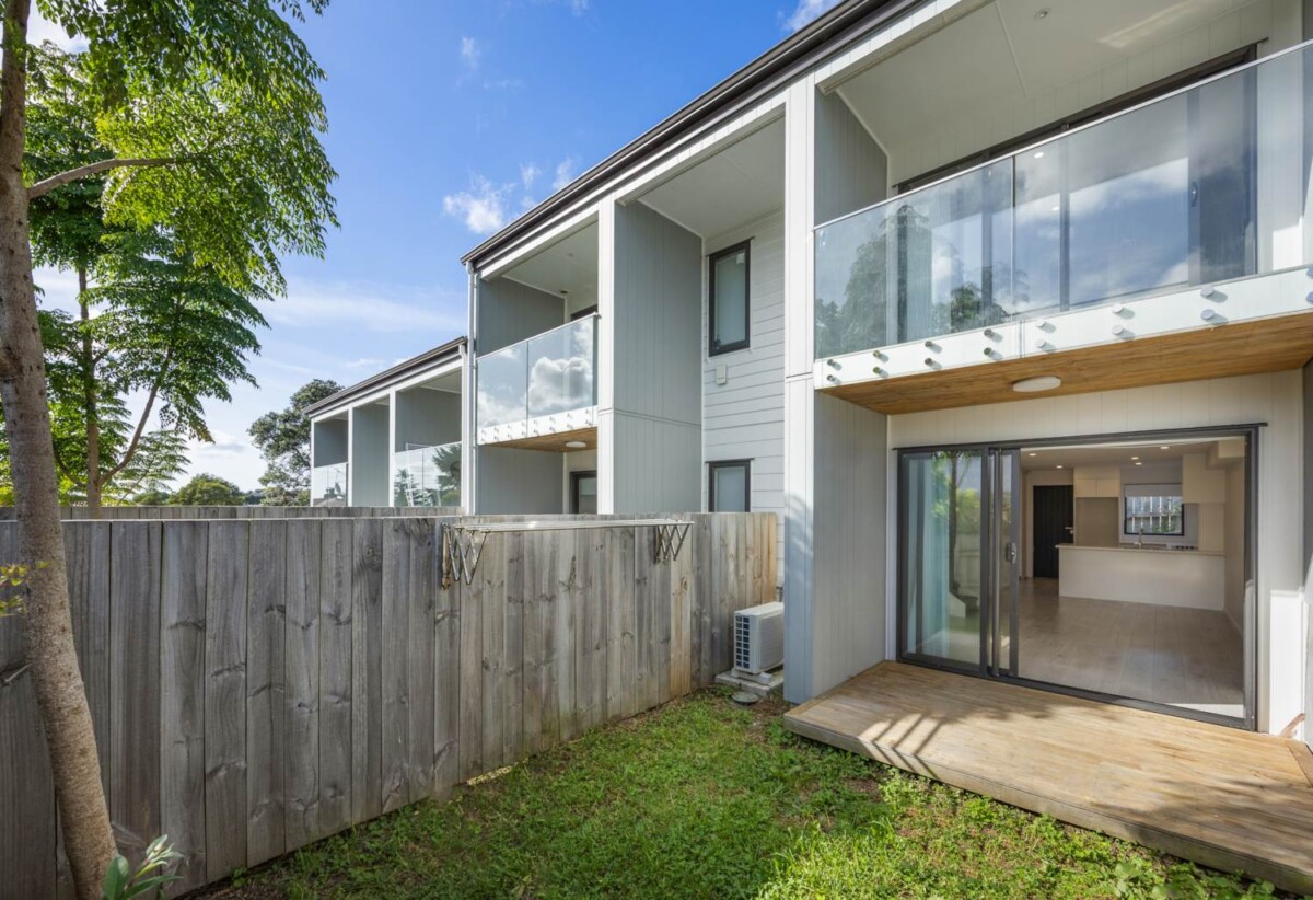 79m2 2 beds 1.5 baths home with backyard and car park, minutes to motorway access, Westgate Shopping Centre, NorthWest Mall and key amenities, schools, 0.5 km to Lincoln Heights School, 1.2 km to Massey High School, 5/98 Lincoln Park Avenue, Massey, Auckland