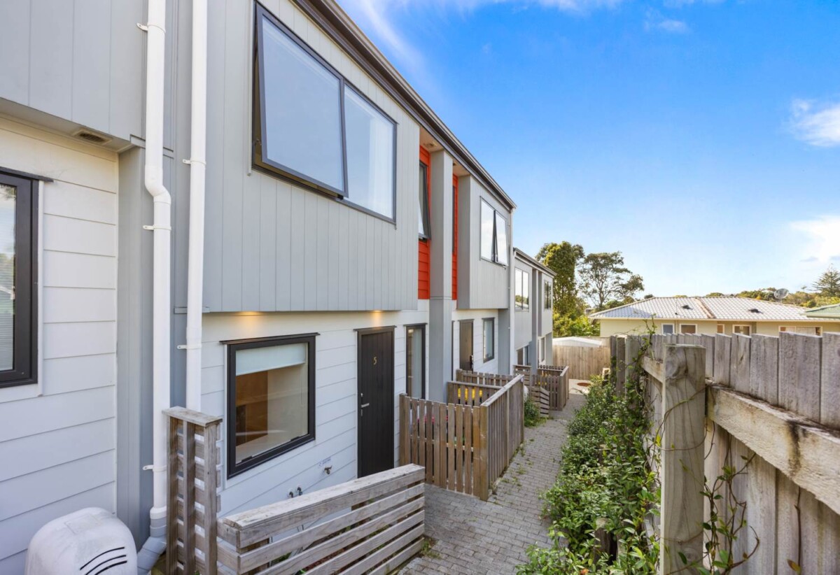 79m2 2 beds 1.5 baths home with backyard and car park, minutes to motorway access, Westgate Shopping Centre, NorthWest Mall and key amenities, schools, 0.5 km to Lincoln Heights School, 1.2 km to Massey High School, 5/98 Lincoln Park Avenue, Massey, Auckland