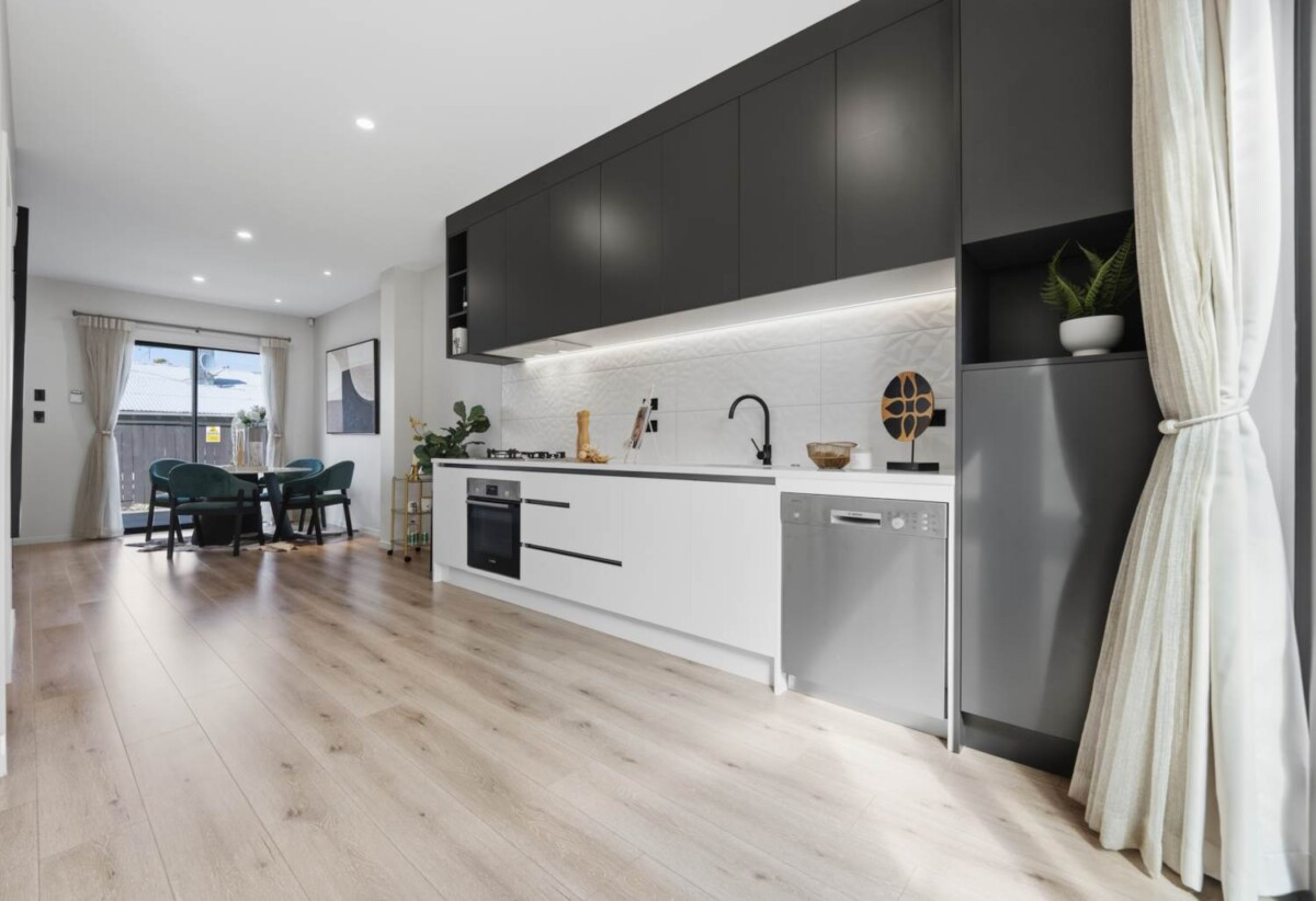 4 beds 3 baths home with garage, close to schools, shopping centre, 1.6 km to Royal Oak Intermediate School, 4/8 Buckley Road, Epsom, Auckland
