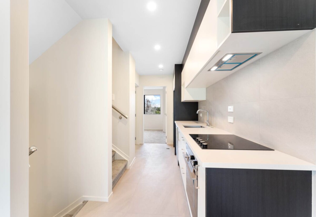 URGENT SALE – Must Be Sold, move-in ready, Brandnew 3 beds 2 bath house with garage, close to schools, Sunnyvale Train Station, public transport and easy motorway access, 0.5 km to Sunnyvale School, 3/11 Seymour Road, Sunnyvale, Auckland