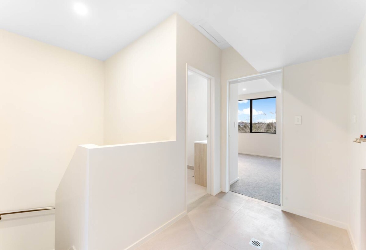 URGENT SALE – Must Be Sold, move-in ready, Brandnew 3 beds 2 bath house with garage, close to schools, Sunnyvale Train Station, public transport and easy motorway access, 0.5 km to Sunnyvale School, 3/11 Seymour Road, Sunnyvale, Auckland
