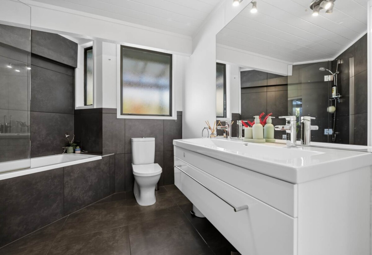 Macleans College zone, 4 beds 3 baths house with double garage and private swimming pool, close to schools, beach parks, golf club, 1.3 km to Macleans College and Bucklands Beach Intermediate, 22A Eastern Beach Road, Eastern Beach, Auckland