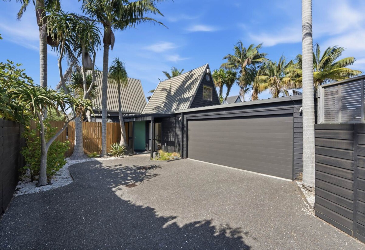 Macleans College zone, 4 beds 3 baths house with double garage and private swimming pool, close to schools, beach parks, golf club, 1.3 km to Macleans College and Bucklands Beach Intermediate, 22A Eastern Beach Road, Eastern Beach, Auckland