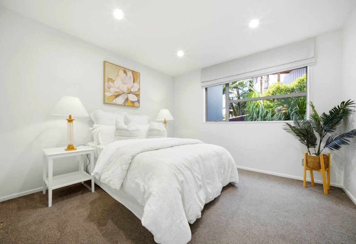 Rangitoto College zone, 5 beds 3 baths house with sea views, double garage on 562m2 section, close to schools, shops, beach, 0.2 km to Browns Bay School, 15a Korotaha Terrace, Rothesay Bay, Auckland