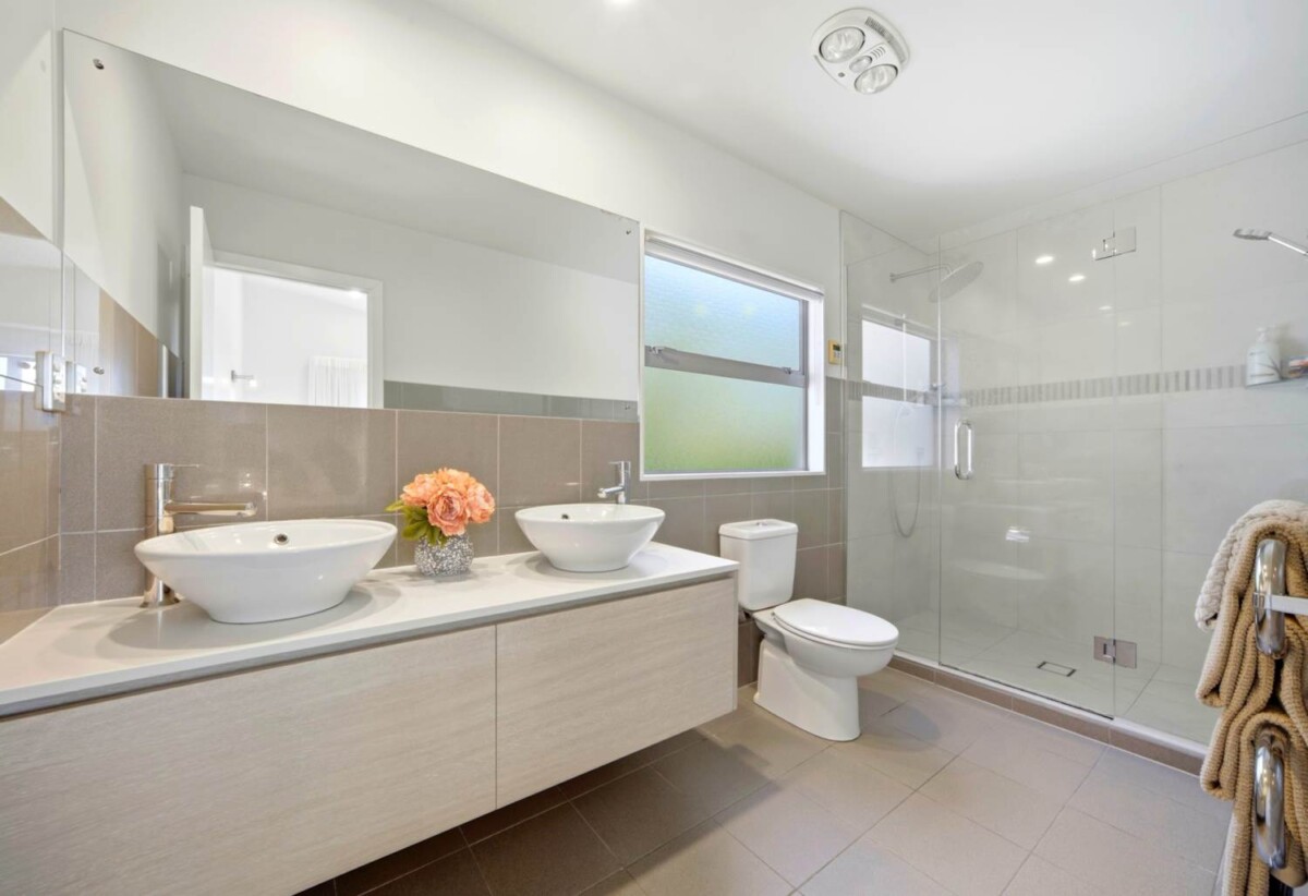 Rangitoto College zone, 5 beds 3 baths house with sea views, double garage on 562m2 section, close to schools, shops, beach, 0.2 km to Browns Bay School, 15a Korotaha Terrace, Rothesay Bay, Auckland