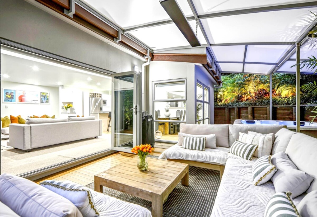 Rangitoto College zone, 5 beds 3 baths house with sea views, double garage on 562m2 section, close to schools, shops, beach, 0.2 km to Browns Bay School, 15a Korotaha Terrace, Rothesay Bay, Auckland