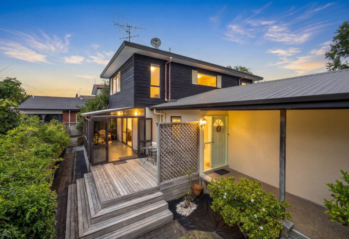 Building Report available., Renovated 3 beds 2 baths house with double garage, walks to shops, schools, 0.6 km to Northcote Intermediate School and Willow Park School, 9 Eban Avenue, Hillcrest, Auckland