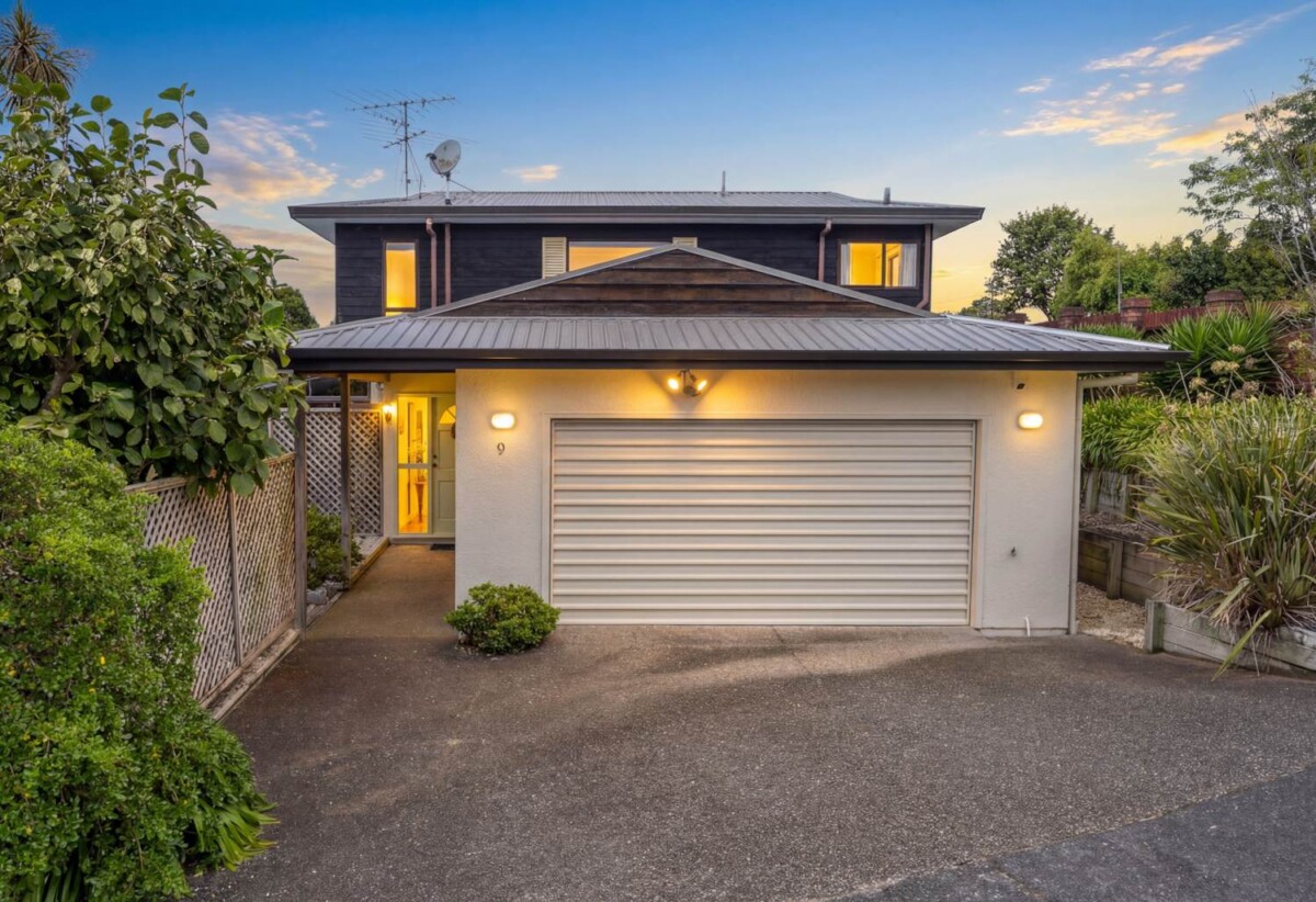 Building Report available., Renovated 3 beds 2 baths house with double garage, walks to shops, schools, 0.6 km to Northcote Intermediate School and Willow Park School, 9 Eban Avenue, Hillcrest, Auckland