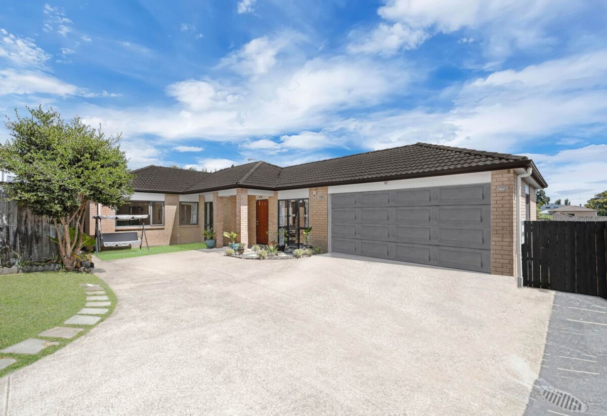 Brick and tile 4 beds 2 baths house with double garage on 469m2 section, Walking distance to Hunters Plaza, l, close to schools, mtorway access, zoned for Papatoetoe High School, Papatoetoe Intermediate, and Papatoetoe West School, 204A Shirley Road, Papatoetoe, Auckland
